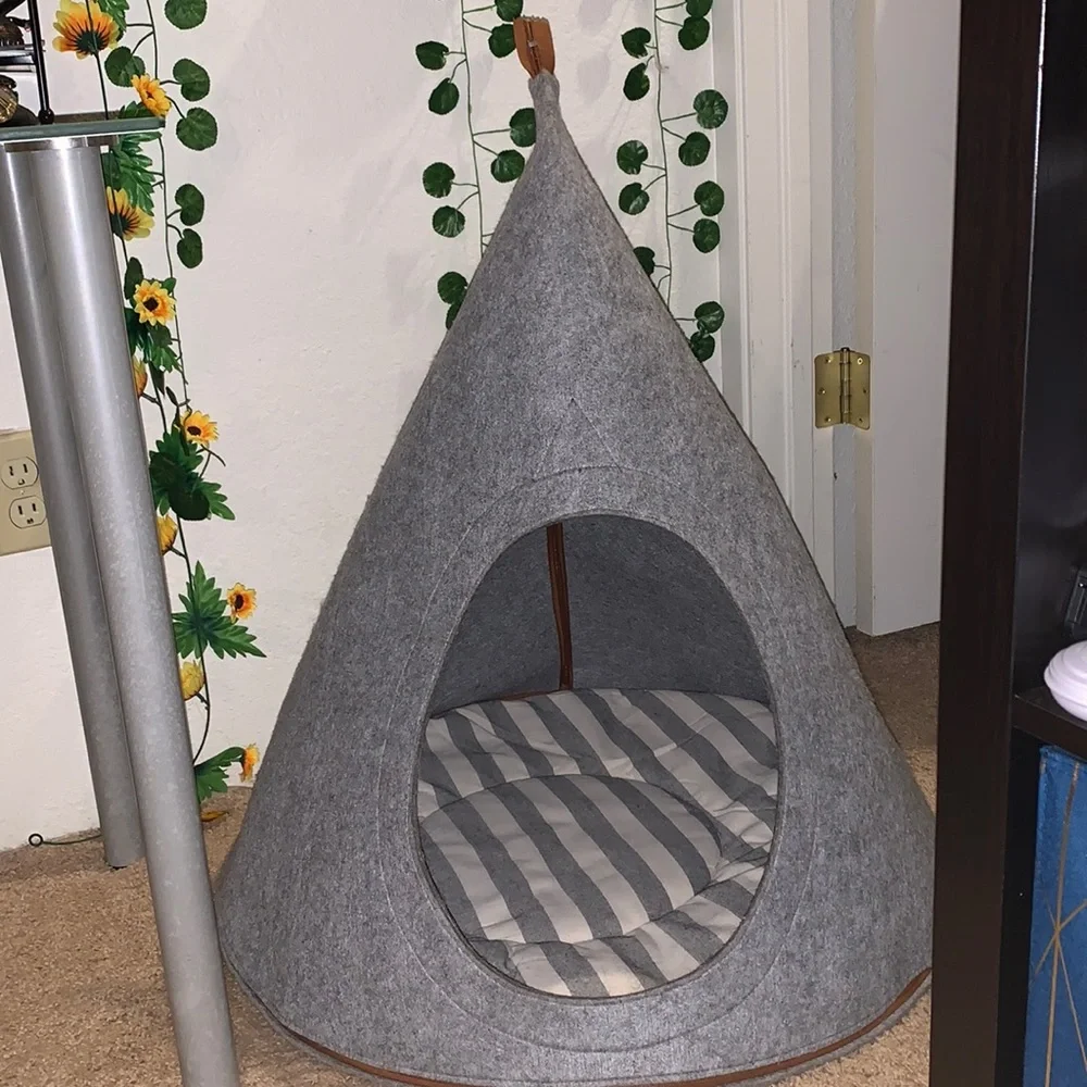 NOOEE pet cave with pad. Used but still good condition.